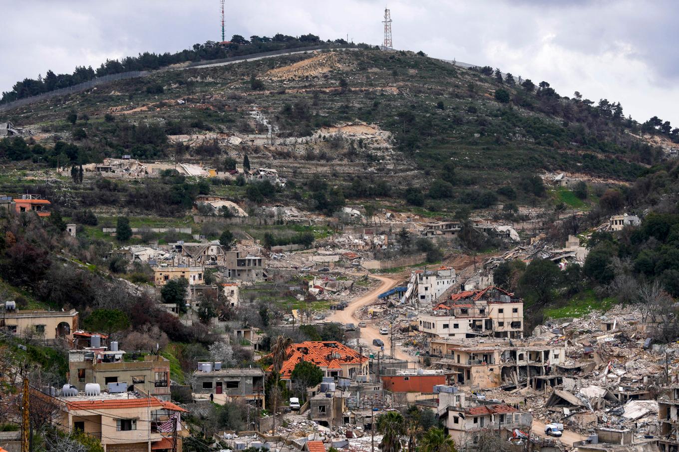 By i södra Libanon i ruiner efter israeliska mark- och flygattacker. Bild från 19 februari. Foto: Hassan Ammar/AP/TT