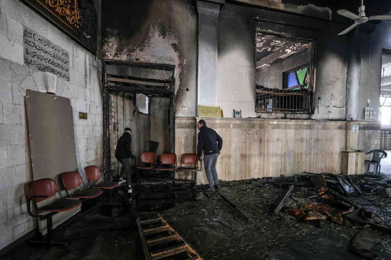 Personer kontrollerar den delvis brandskadade al-Nasr-moskén i staden Nablus på Israelockuperade Västbanken. Foto: Jaafar Ashtiyeh/AFP/TT