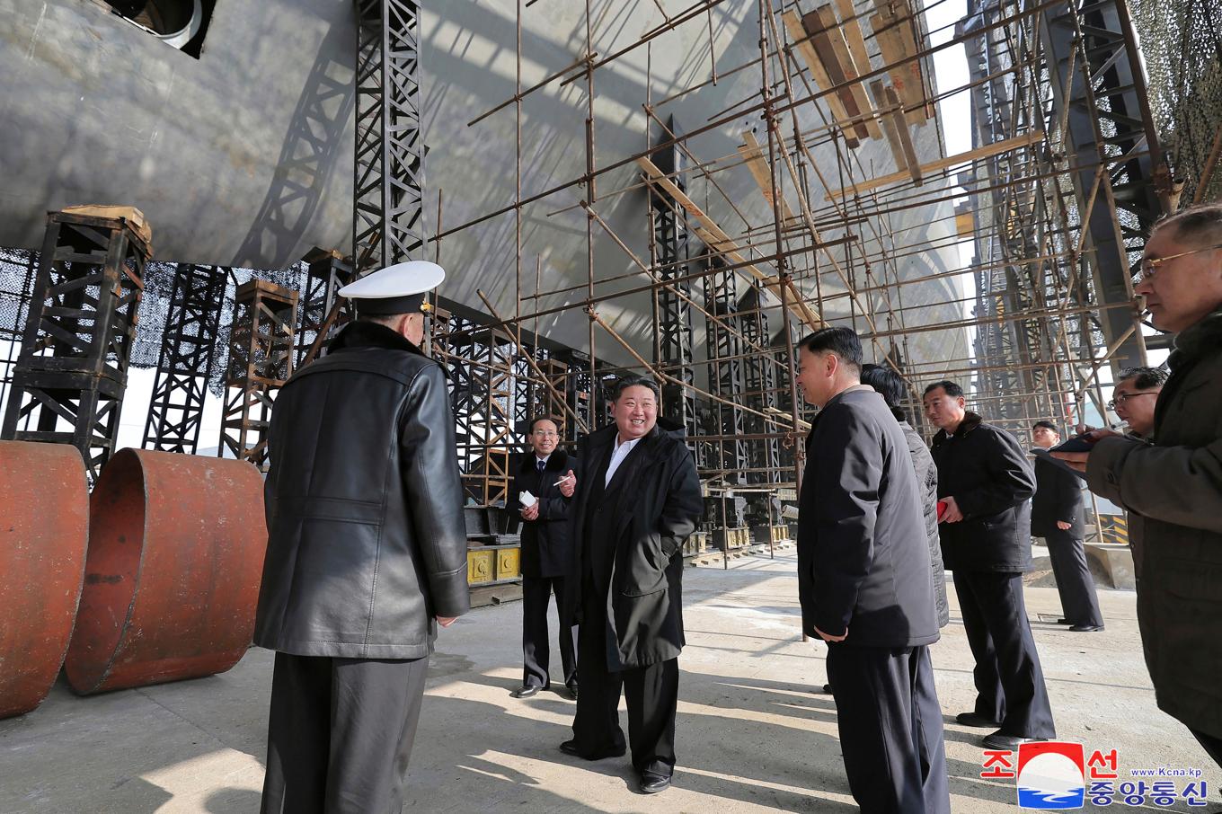 Kim Jong-Un, i bildens mitt, besöker ett varv på en odaterad bild släppt av Nordkoreas regering på lördagen. Foto: KCNA/Korea News Service via AP/TT