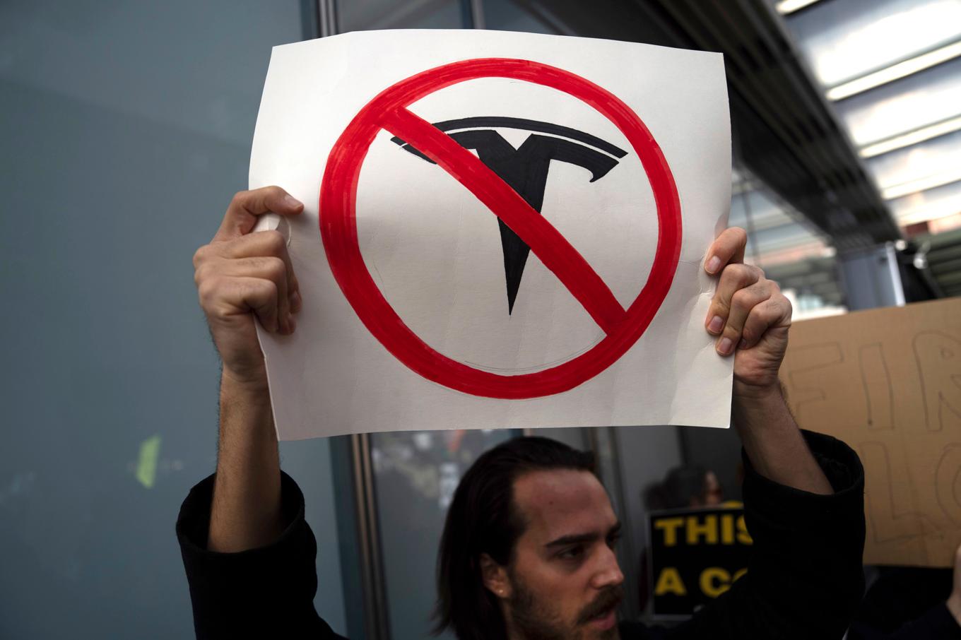 Demonstrationer i New York mot Tesla och Elon Musk. Skyltar får ses som en rimligare form av protest än att bränna bilar. Foto: Adam Gray/AP/TT