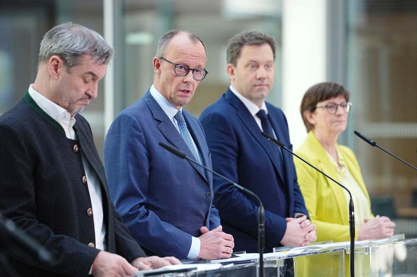 Valvinnaren Friedrich Merz (CDU), i mitten, höll pressträff på lördagen tillsammans med Markus Soeder (CSU), Lars Klingbeil (SPD), och Saskia Esken (SPD). Foto: Kay Nietfeld/AP/TT