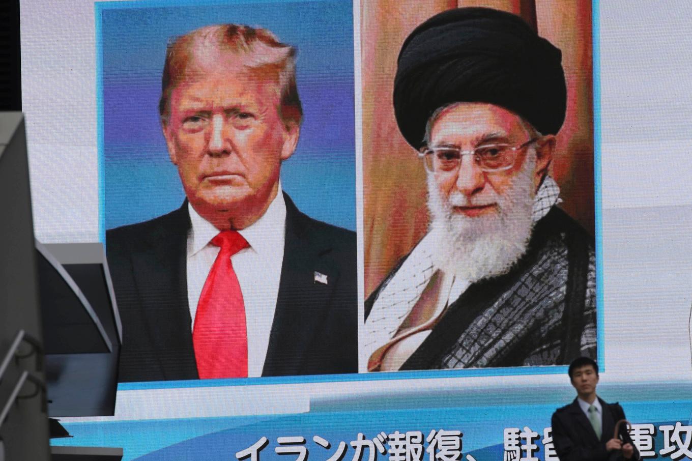 En storbildsskärm i Tokyo visar bilder på USA:s president Donald Trump och Irans högste ledare ayatolla Ali Khamenei. Arkivbild. Foto: Koji Sasahara/AP/TT