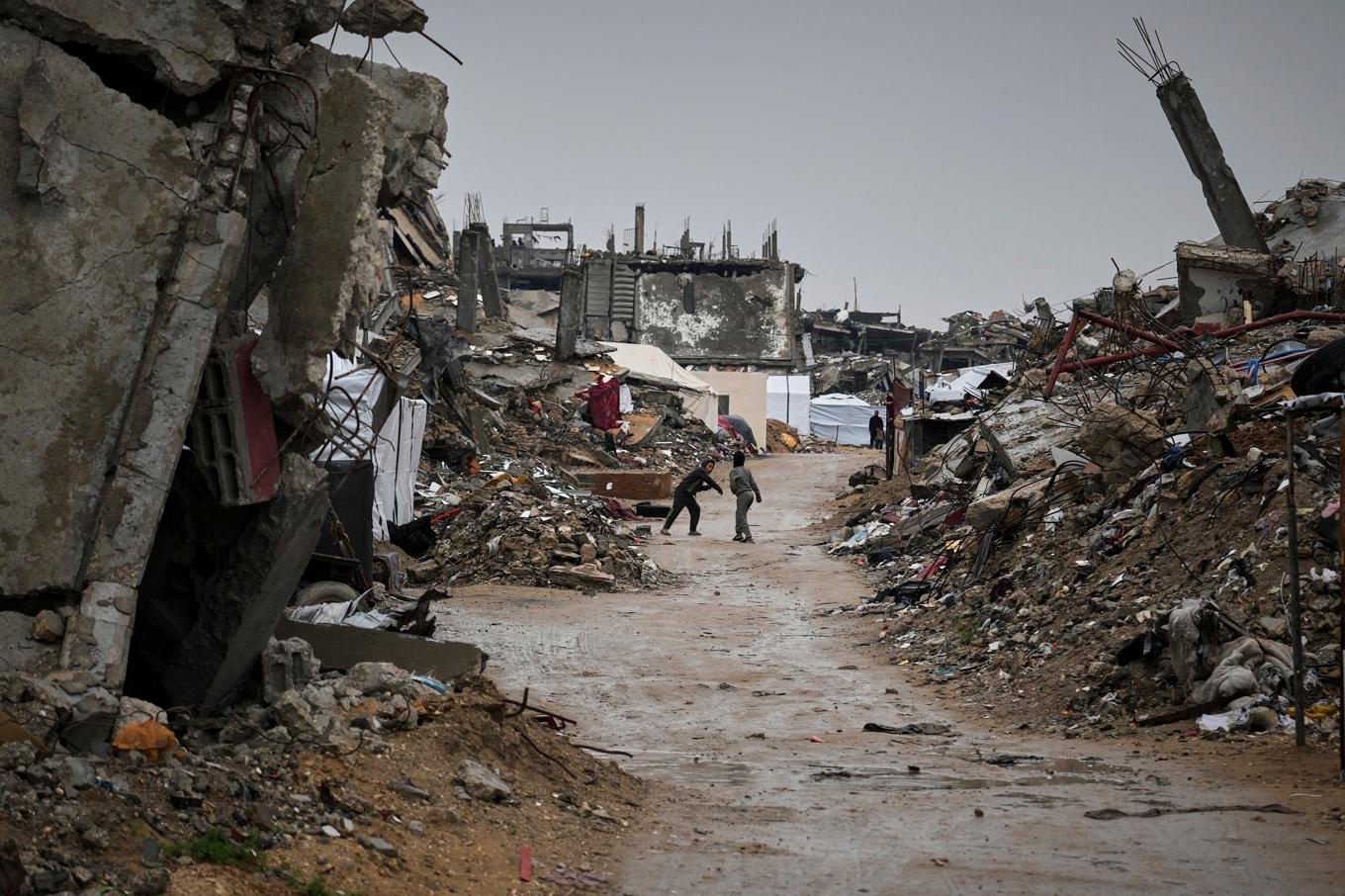 Sedan en vecka blockerar Israel hjälpsändningar in i Gaza. Bild från i fredags. Foto: Abdel Kareem Hana/AP/TT