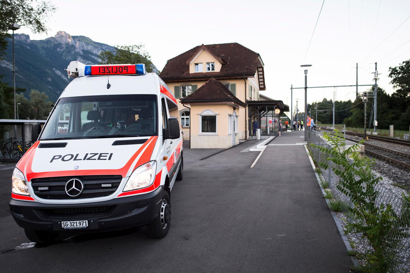 Arkivbild på en schweizisk polisbil. Foto: Gian Ehrenzeller/AP/TT