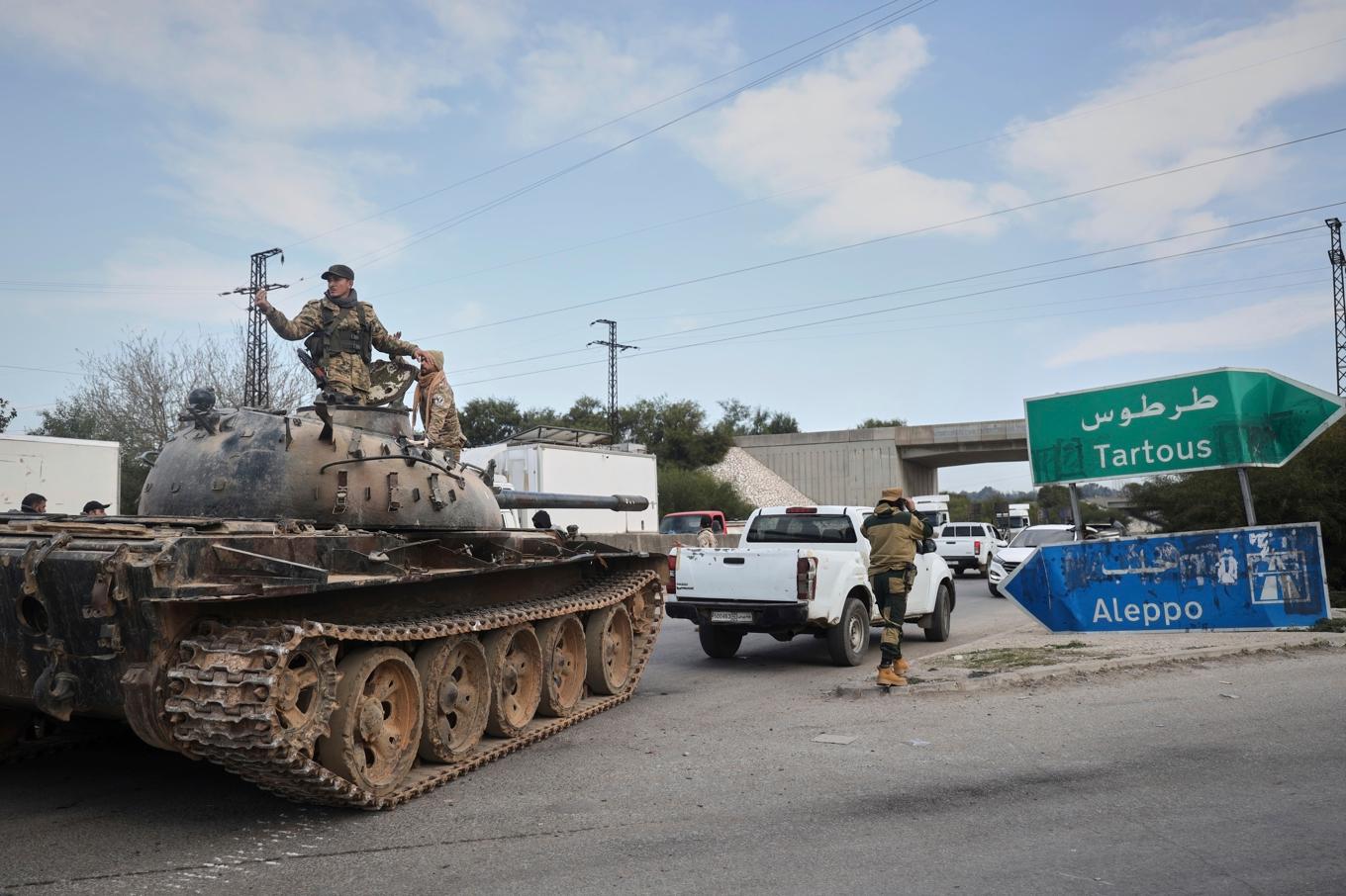 Syriska säkerhetsstyrkor utanför Latakia i Syrien, på bild från i fredags. Foto: Omar Albam/AP/TT