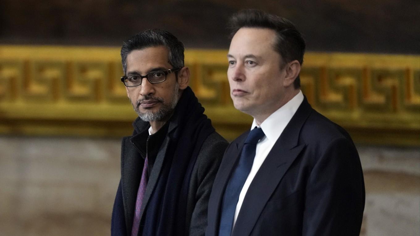 Googles vd Sundar Pichai, här med techmiljardären och Trump-rådgivaren Elon Musk, vid presidentens installation den 20 januari i år. Foto: Julia Demaree Nikhinson/AP/TT