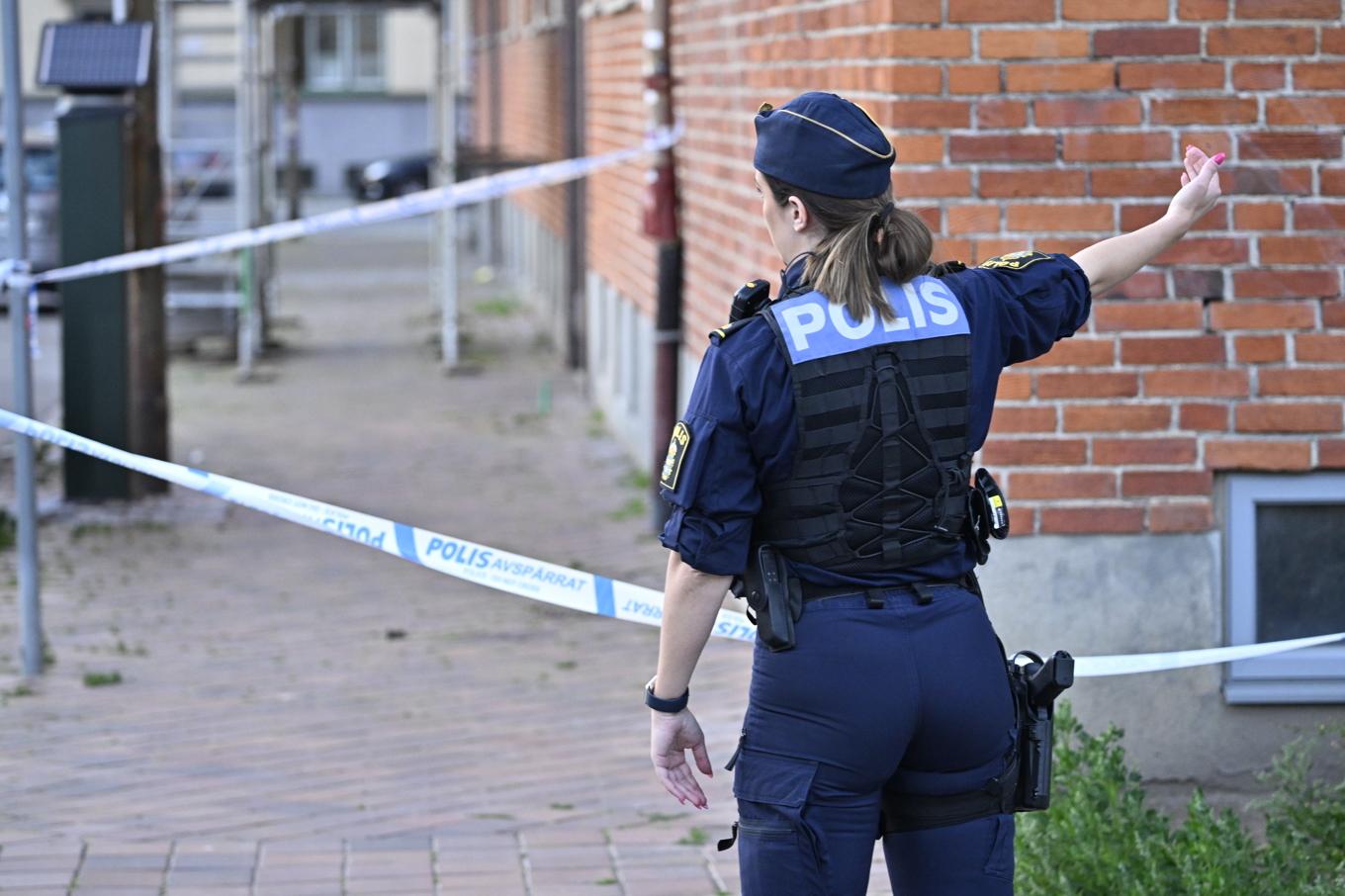 Polis på plats på Södervärnsgatan i Malmö den 17 juni förra året efter en skottlossning. En 23-årig man döms nu för mordförsök. Arkivbild. Foto: Johan Nilsson/TT