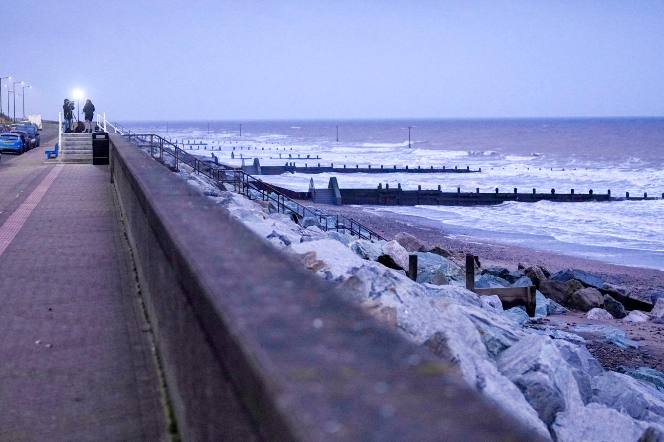 Journalister rapporterar från Withernsea i östra England, den plats som ligger närmast olycksplatsen. Foto: Jon Super/AP/TT