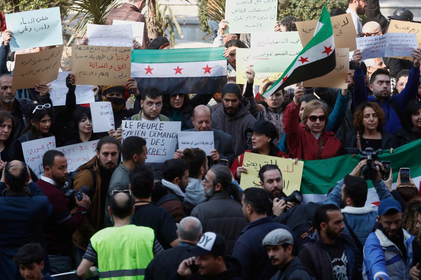 Demonstrationer under söndagen mot den senaste våldsvågen vid Syriens kust. Foto: Omar Sanadiki/AP/TT