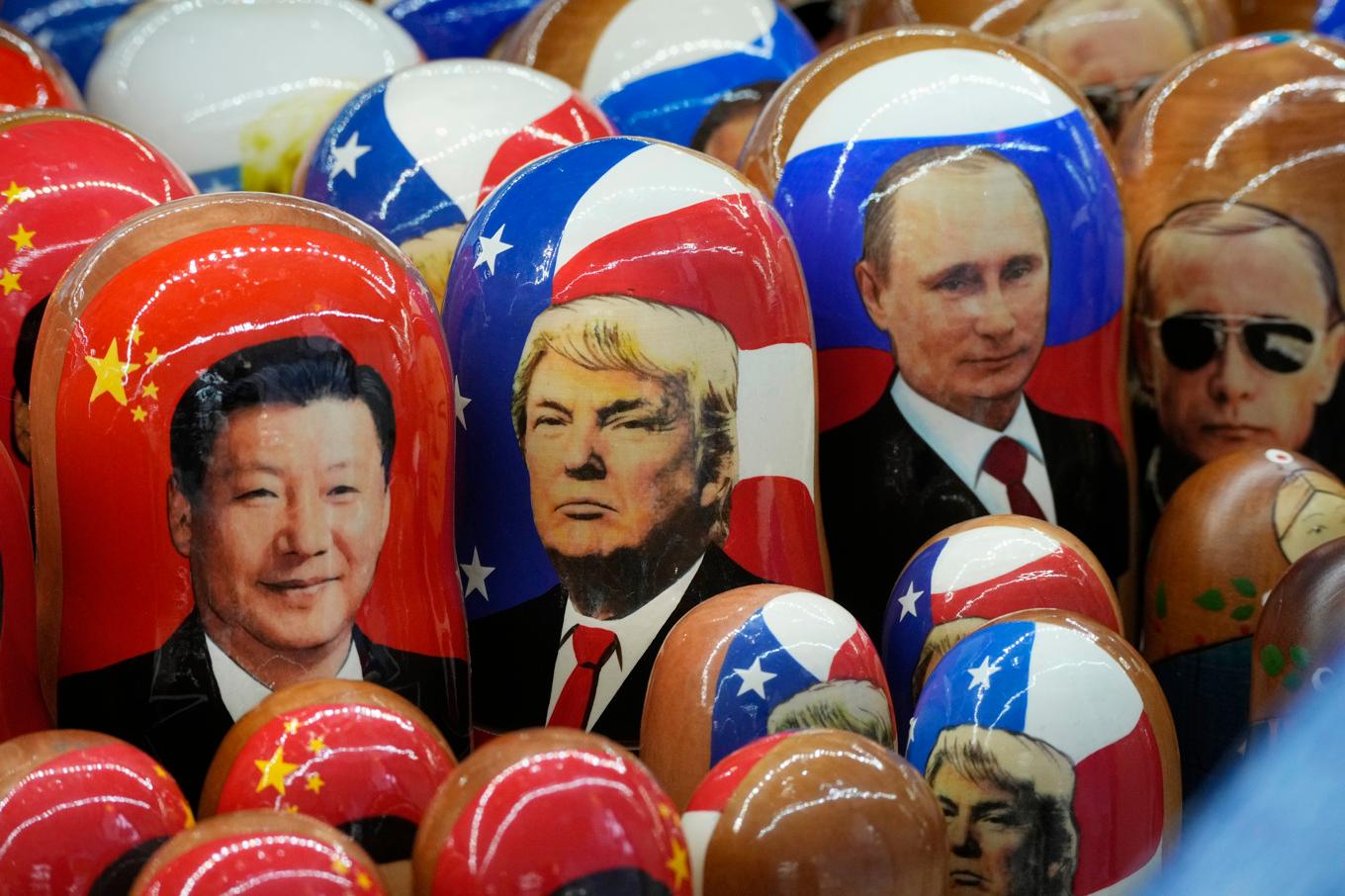 Ryska matrjosjkadockor med Kinas president Xi Jinping, USA:s president Donald Trump och två med Rysslands president Vladimir Putin i en souvenirbutik i S:t Petersburg. Foto: Dmitri Lovetsky/AP/TT