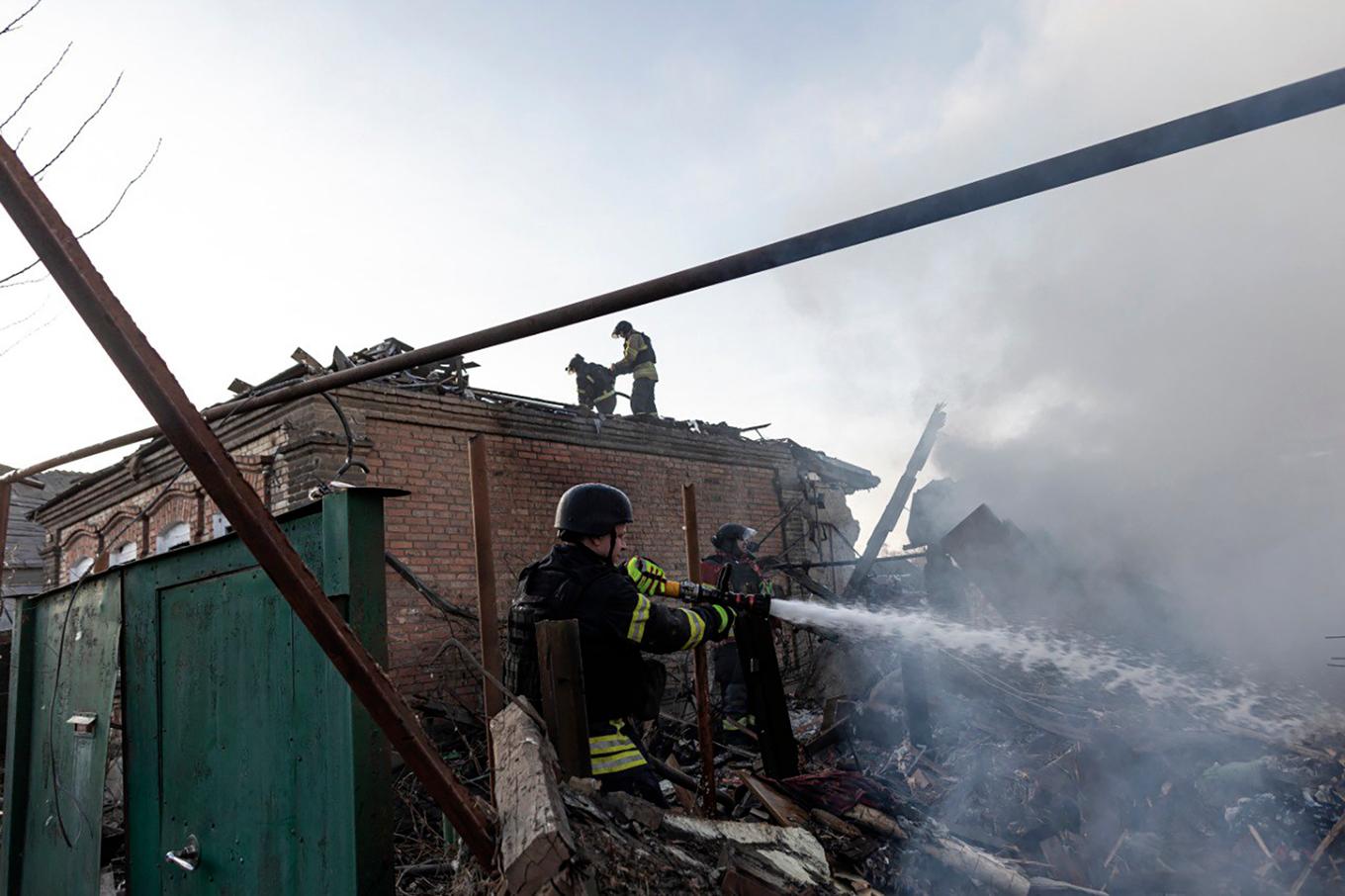 Räddningsarbete efter en rysk flygräd i Donetskregionen i Ukraina. Foto: Ukrainas räddningstjänst via AP/TT