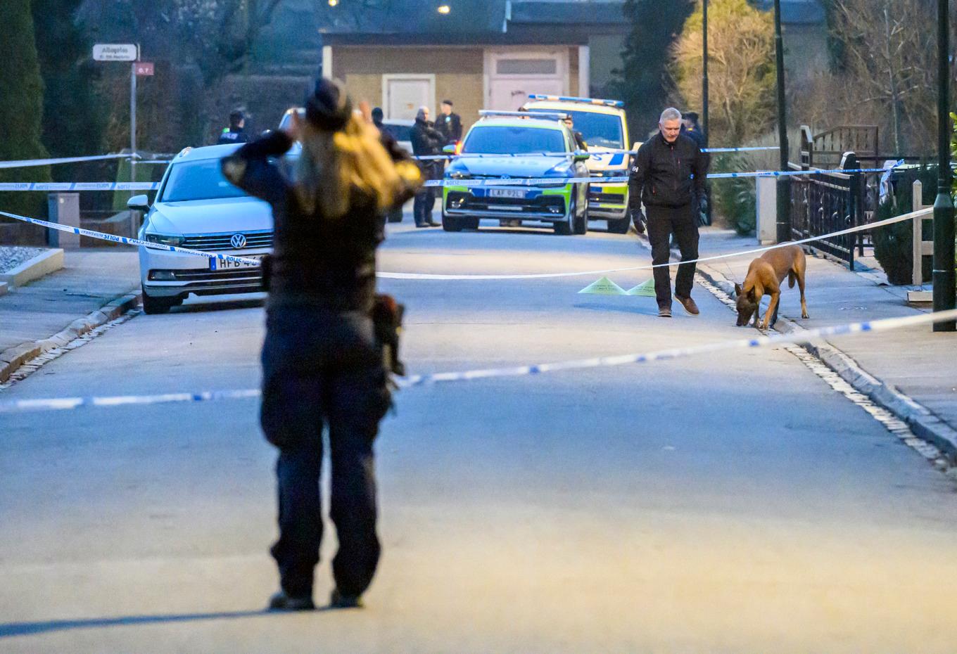 Polisen på plats i villaområdet i Malmö efter det att en kvinna skadats i en skottlossning på måndagskvällen. Johan Nilsson/TT