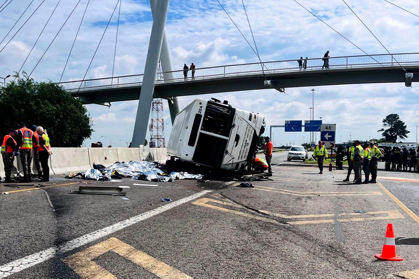 Räddningstjänst på olycksplatsen på en motorväg i Johannesburg. Foto: AP/TT