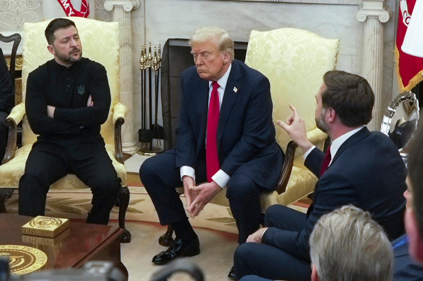 Ukrainas president Volodymyr Zelenskyj, USA:s dito Donald Trump och Trumps vicepresident JD Vance i ett stökigt möte i Vita huset. Foto: Mystyslav Chernov/AP/TT