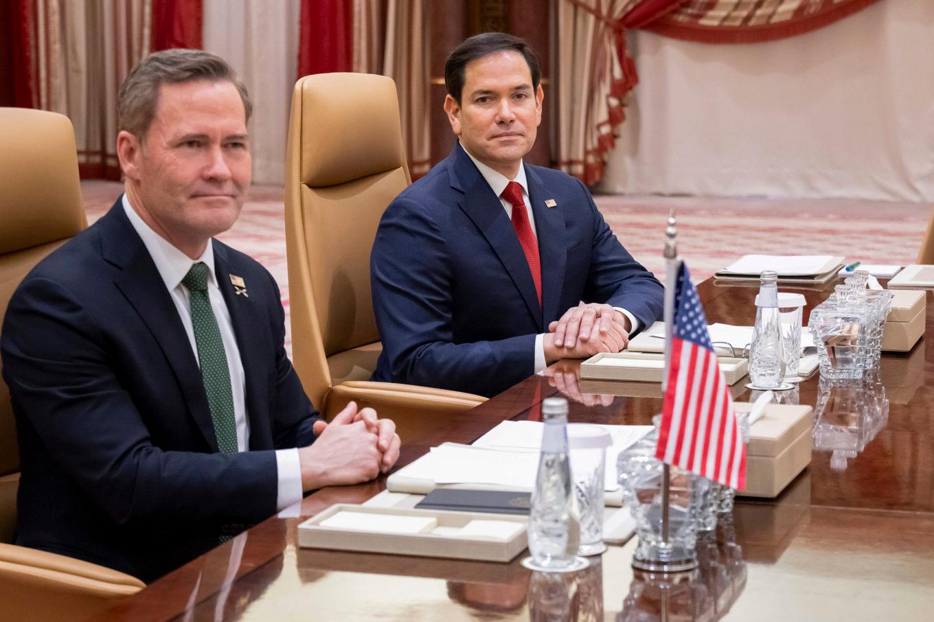 Mike Waltz, nationell säkerhetsrådgivare i Vita huset, och USA:s utrikesminister Marco Rubio under mötet med ukrainska företrädare i Jidda, Saudiarabien. Foto: Saul Loeb/AP/TT