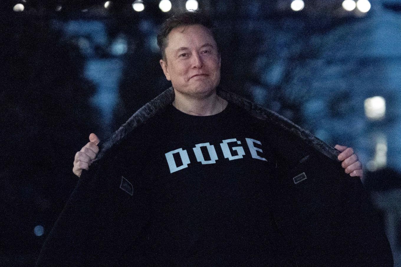 Elon Musk iklädd en Dogetröja. Doge är, förutom en meme, även namnet på det nya "effektiviseringsorgan" i USA som Musk leder. Foto: Jose Luis Magana/AP/TT