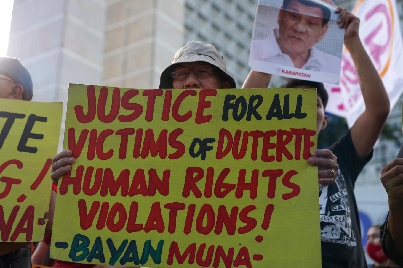 Människor samlade i Quezon City i Filippinerna efter beskedet om att Rodrigo Duterte gripits. Foto: Basilio Sepe/AP/TT