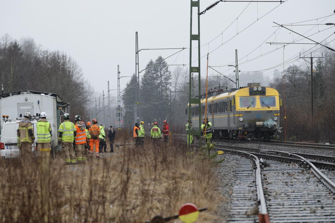 Räddningstjänsten larmades till en olycka i centrala Härryda där en personbil har blivit påkörd av ett tåg. Foto: Adam Ihse/TT