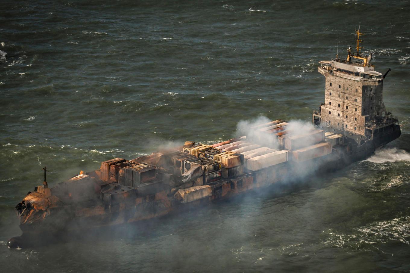 Rök stiger från fraktfartyget Solong som i måndags körde in i tankfartyget Stena Immaculate utanför Storbritanniens östkust. Bilden togs på tisdagen. Foto: Dan Kitwood/AP/TT