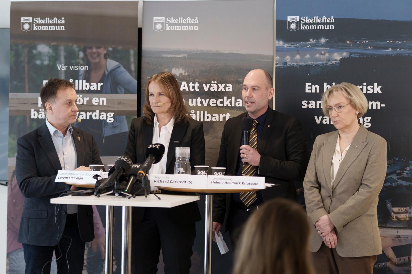 Lorents Burman (S), kommunstyrelsens ordförande i Skellefteå, Kristina Sundin Jonsson, kommundirektör, regionråd Richard Carstedt och Helene Hellmark Knutsson, landshövding i Västerbotten håller presskonferens med anledning av att batteritillverkaren Northvolt ansökt om konkurs. Foto: Jonas Westling/TT