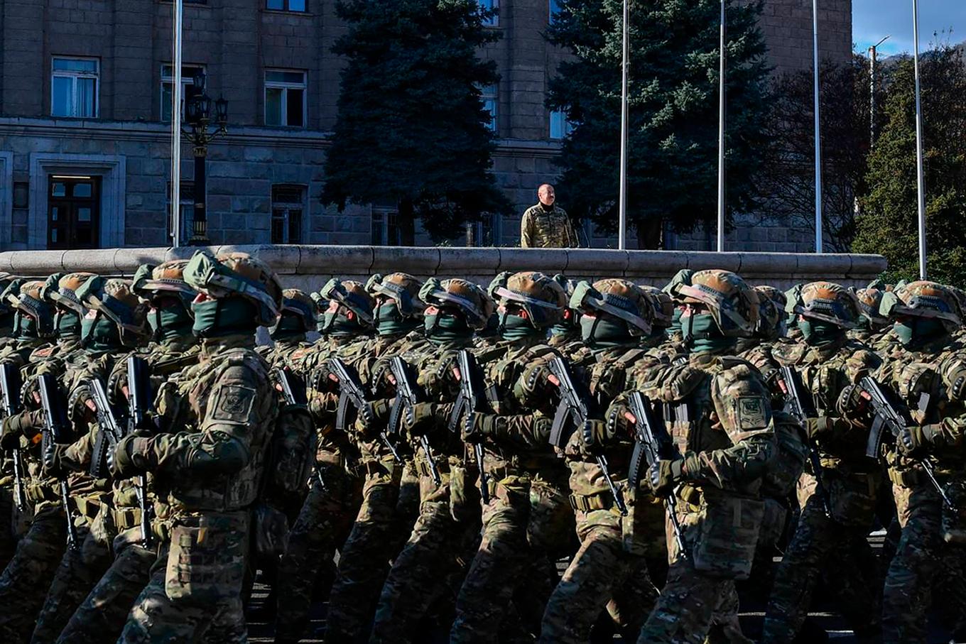 Azerbajdzjans militär paraderar för att fira framgångar i Nagorno-Karabach. Foto: Azerbajdzjans presidentkansli via AP/TT