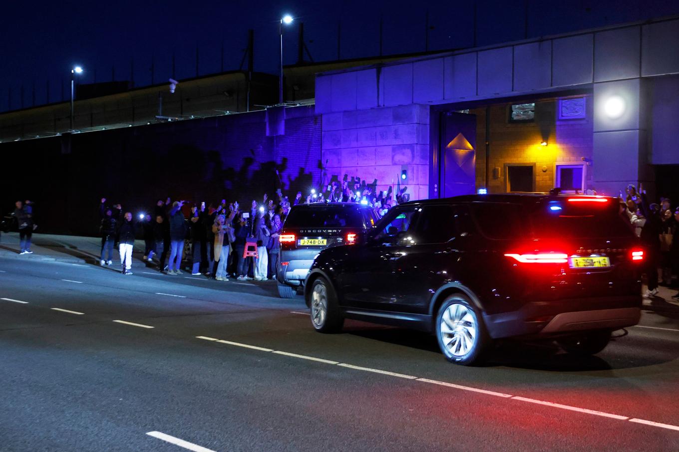 En bilkolonn som förde Filippinernas före detta president till Internationella brottmålsdomstolen i Haag. Foto: Omar Havana/AP/TT