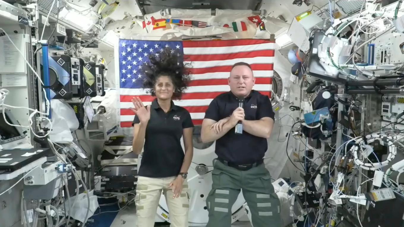 Suni Williams och Butch Wilmore ombord på ISS. Bilden är tagen i juli förra året. Foto: Nasa via AP/TT