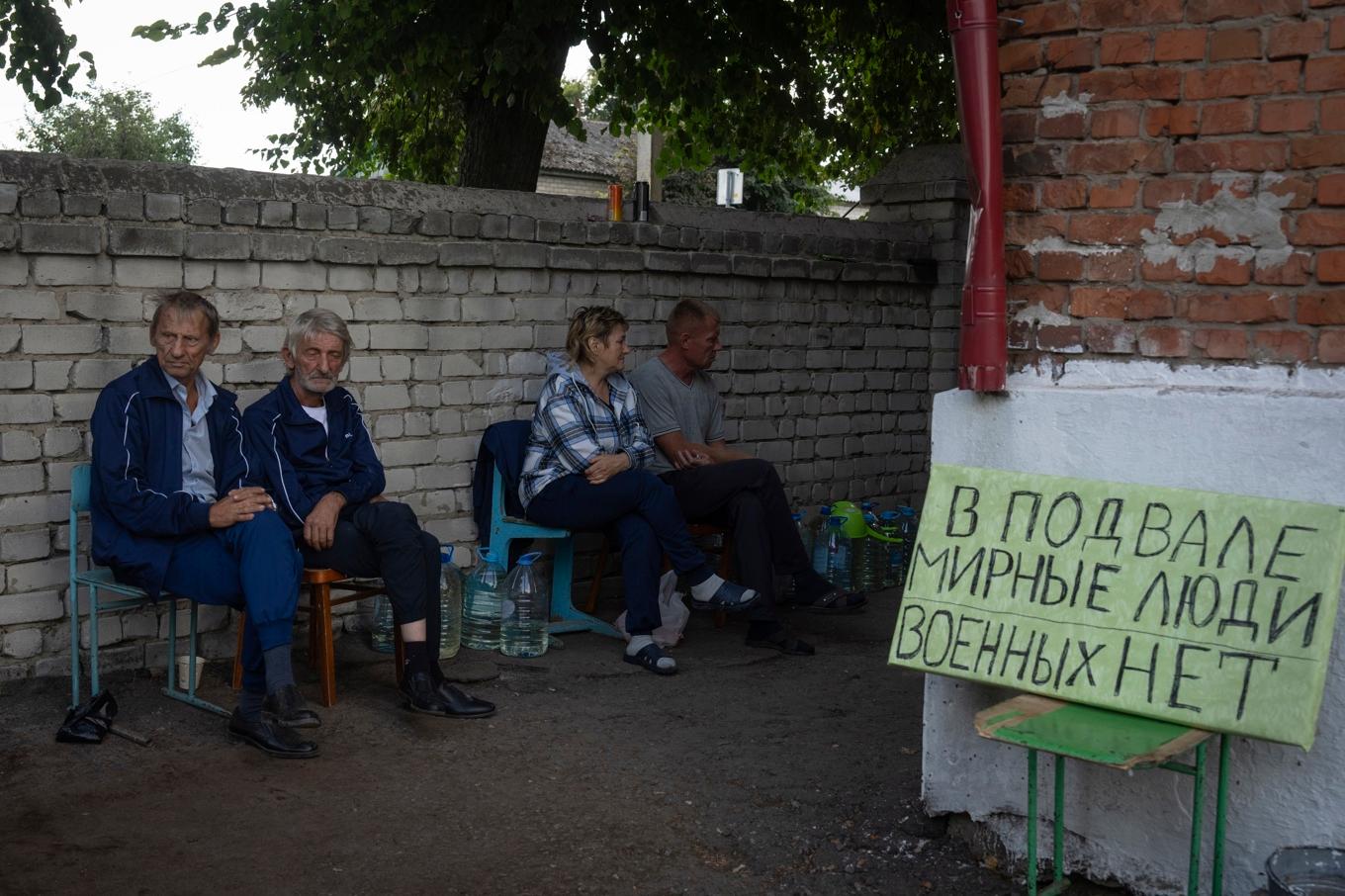 Sudzjainvånare nära ett skyddsrum. Bilden togs i augusti då ukrainska styrkor trängde in i ryska Kursk, där Sudzja ligger. Foto: AP/TT