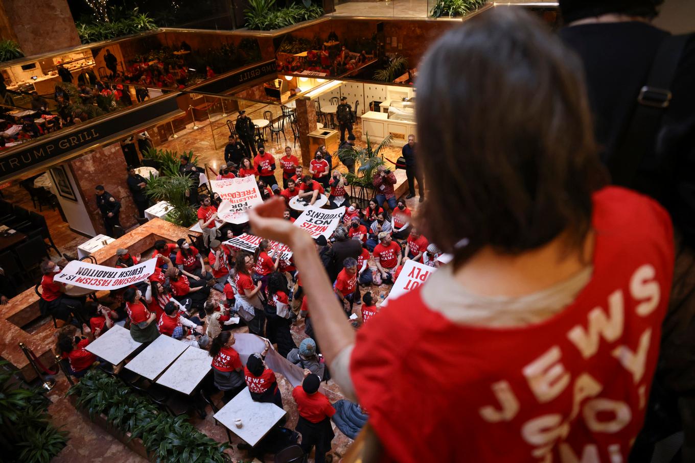 Demonstranter från Jewish Voice for Peace tog sig in i Trump Tower på Manhattan i New York. Foto: Yuki Iwamura/AP/TT