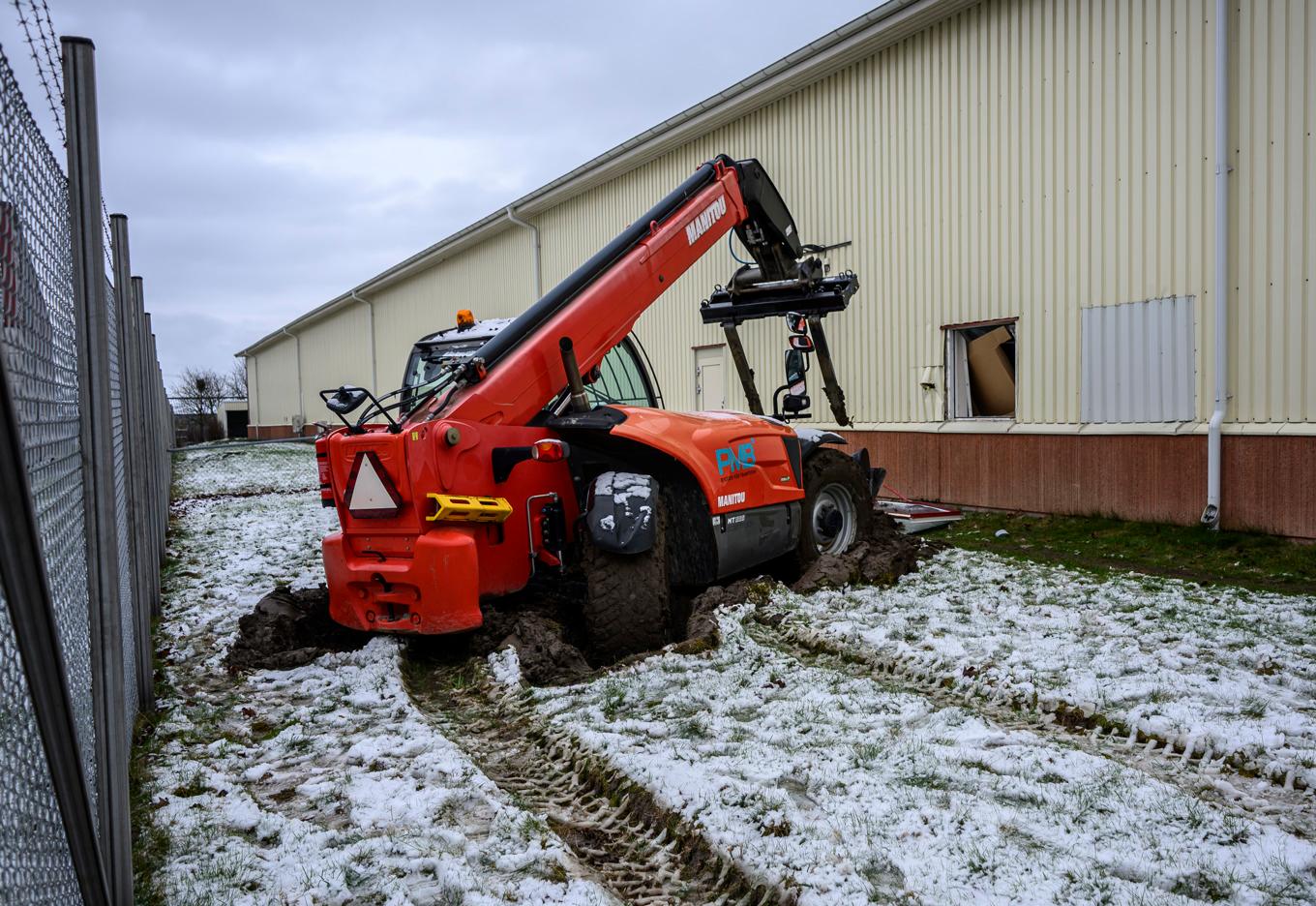 En teleskoplastare och ett trasigt fönster på Migrationsverkets förvar i Åstorp på fredagsmorgonen efter en fritagning under natten. Foto: Johan Nilsson/TT