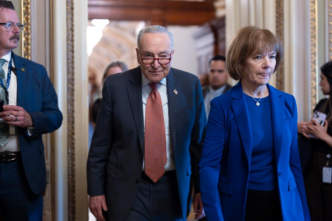 Senatens minoritetsledare Chuck Schumer har röstat för Republikanernas budgetförslag. Foto: J. Scott Applewhite/AP/TT