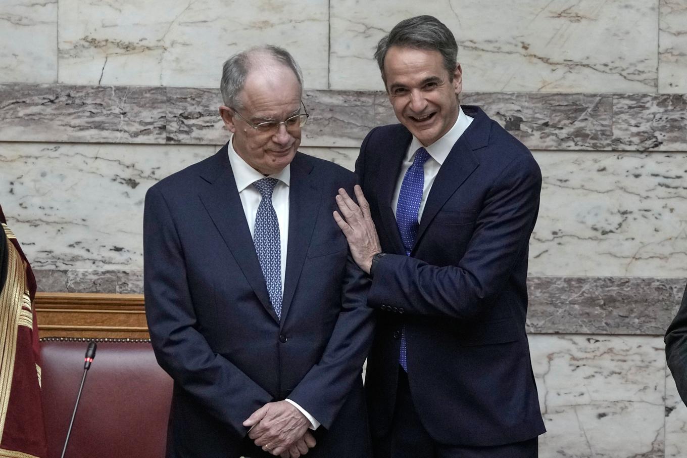 Greklands premiärminister Kyriakos Mitsotakis, till höger, med landets president Constantine Tassoulas i torsdags. Foto: Thanassis Stavrakis/AP/TT