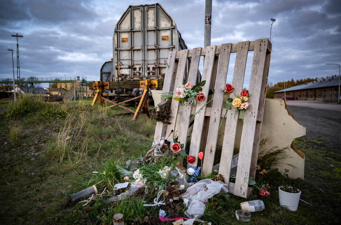 Minnesplats för den mördade 14-åringen vid godsbangården i Landskrona i slutet på oktober 2024. Foto: Johan Nilsson/TT