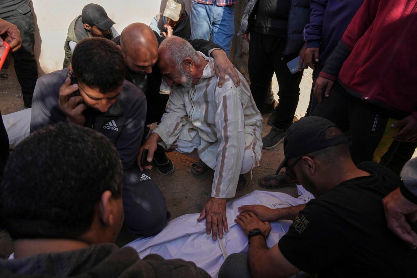 Palestinier sörjer offer för lördagens angrepp i Beit Lahiya i Gaza. Foto: Jehad Alshrafi/AP/TT