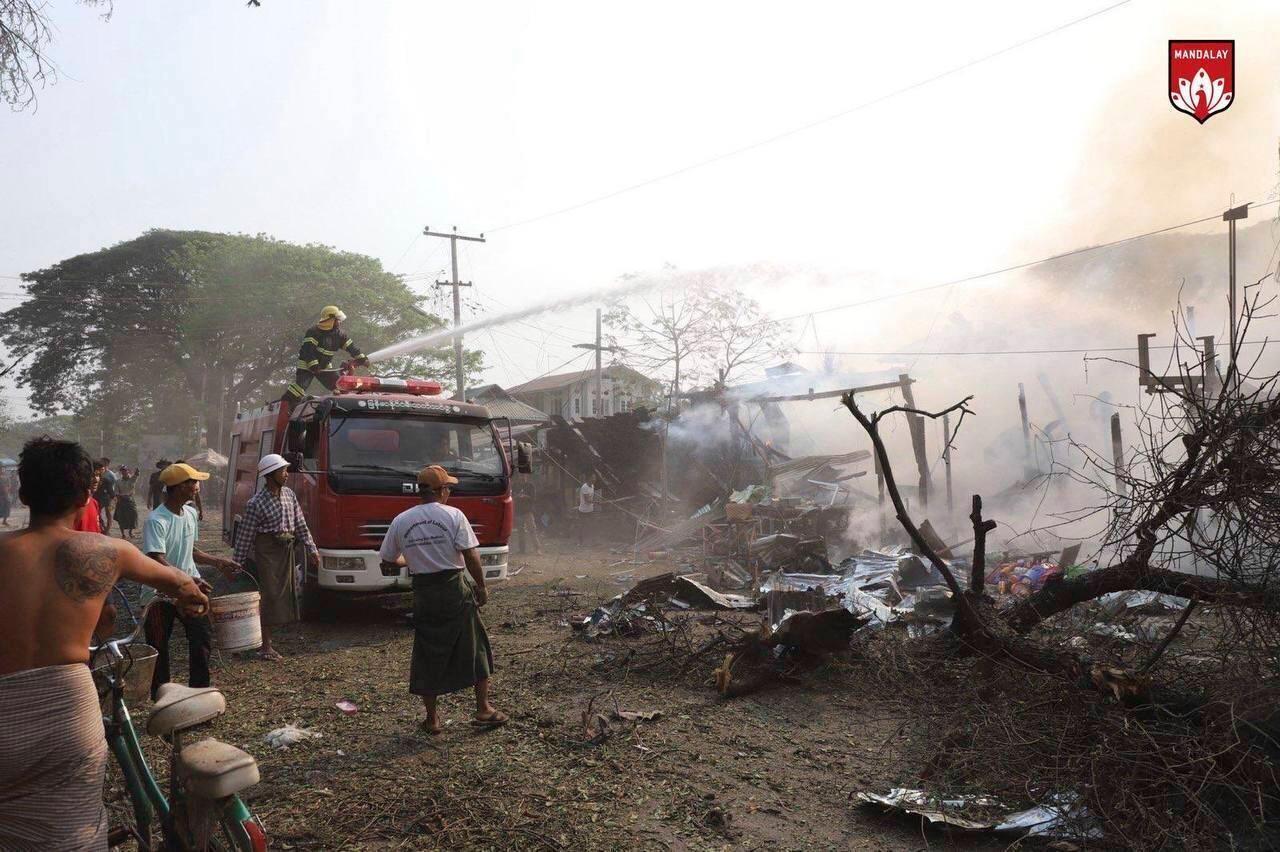 Räddningstjänst och boende försöker släcka en brand efter ett flygangrepp av Myanmars militär i byn Let Pan Hla under fredagen. Foto: Mandalay People's Defence Force via AP/TT