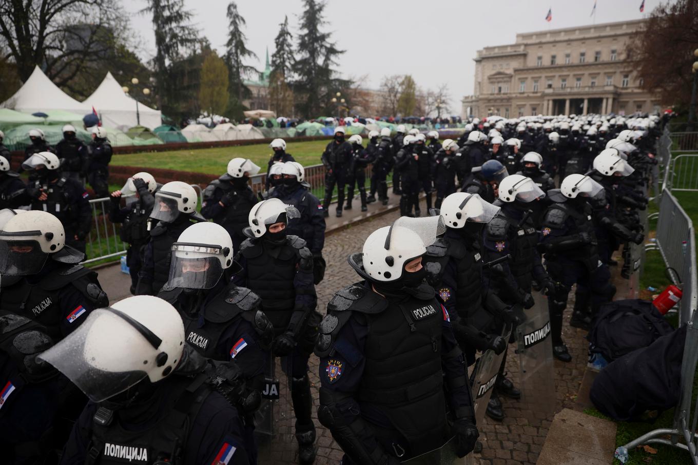 Kravallpolis spärrar av området närmast parlamentet i Belgrad. Foto: Armin Durgut/AP/TT