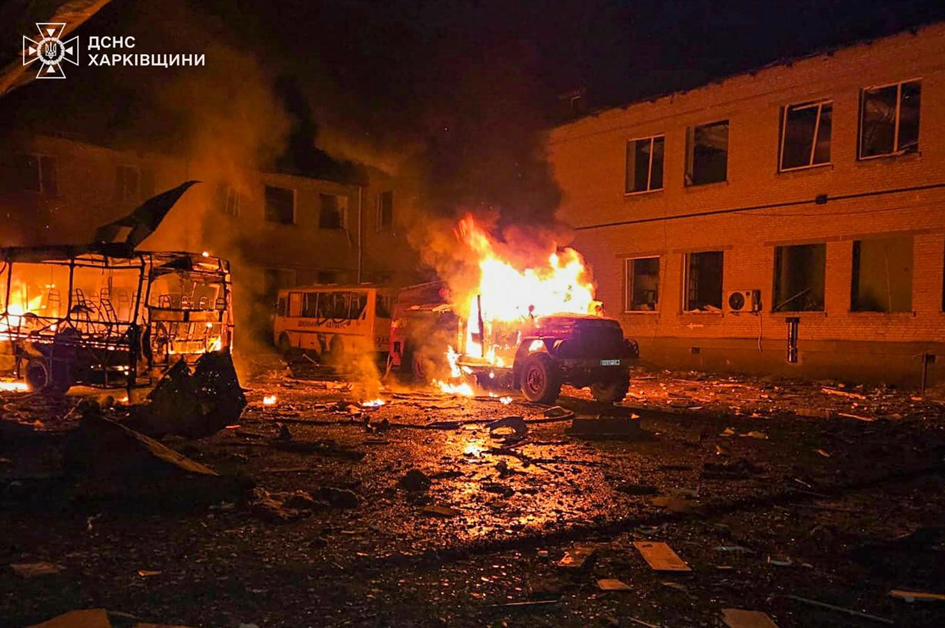 Från nattens drönarattack mot en skola i Bohoduchiv, Charkiv. Foto: Ukrainska räddningstjänsten via AP/TT