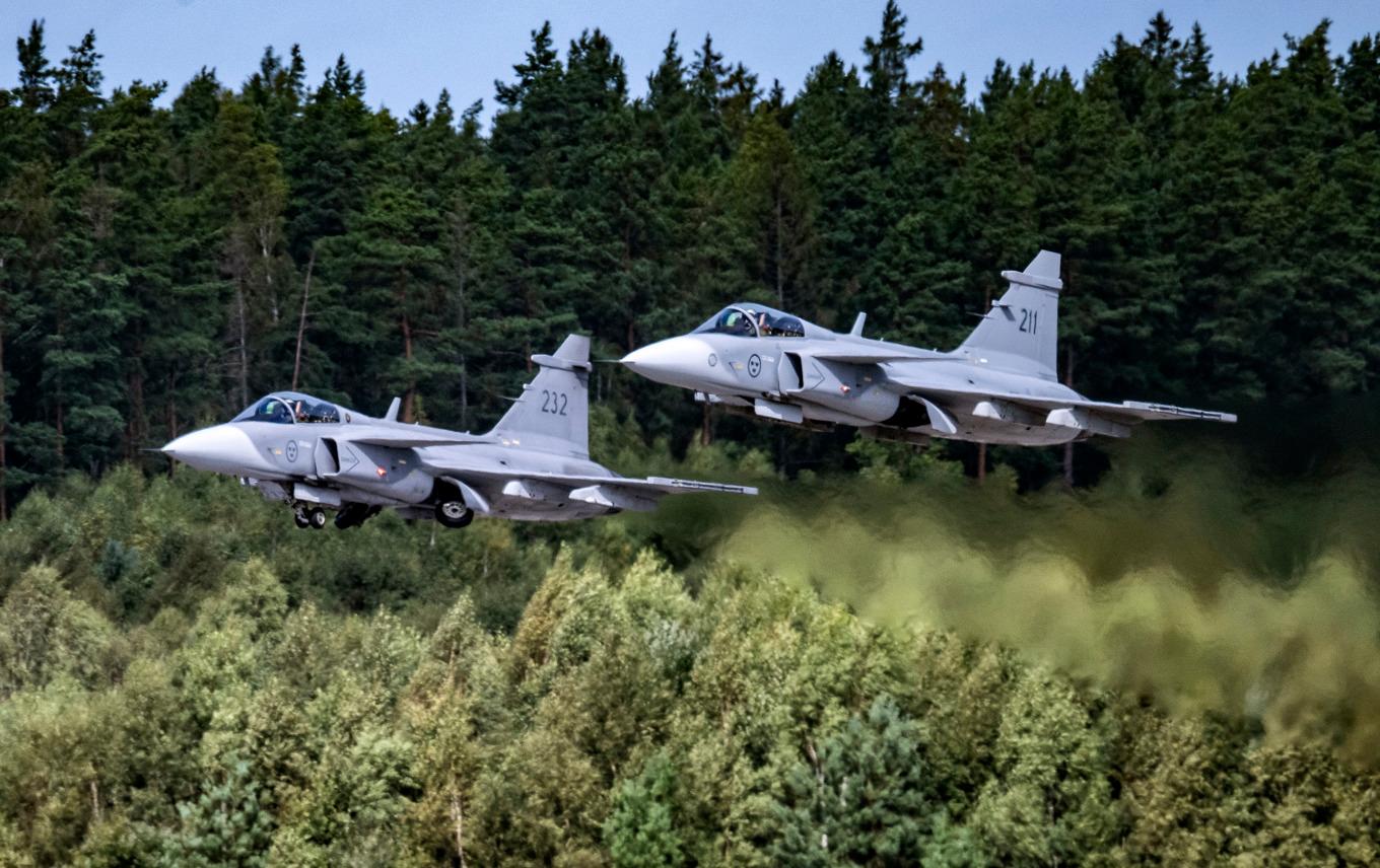 Två JAS 39C Gripen lyfter från F17 i Kallinge i augusti 2024. Foto: Johan Nilsson/TT