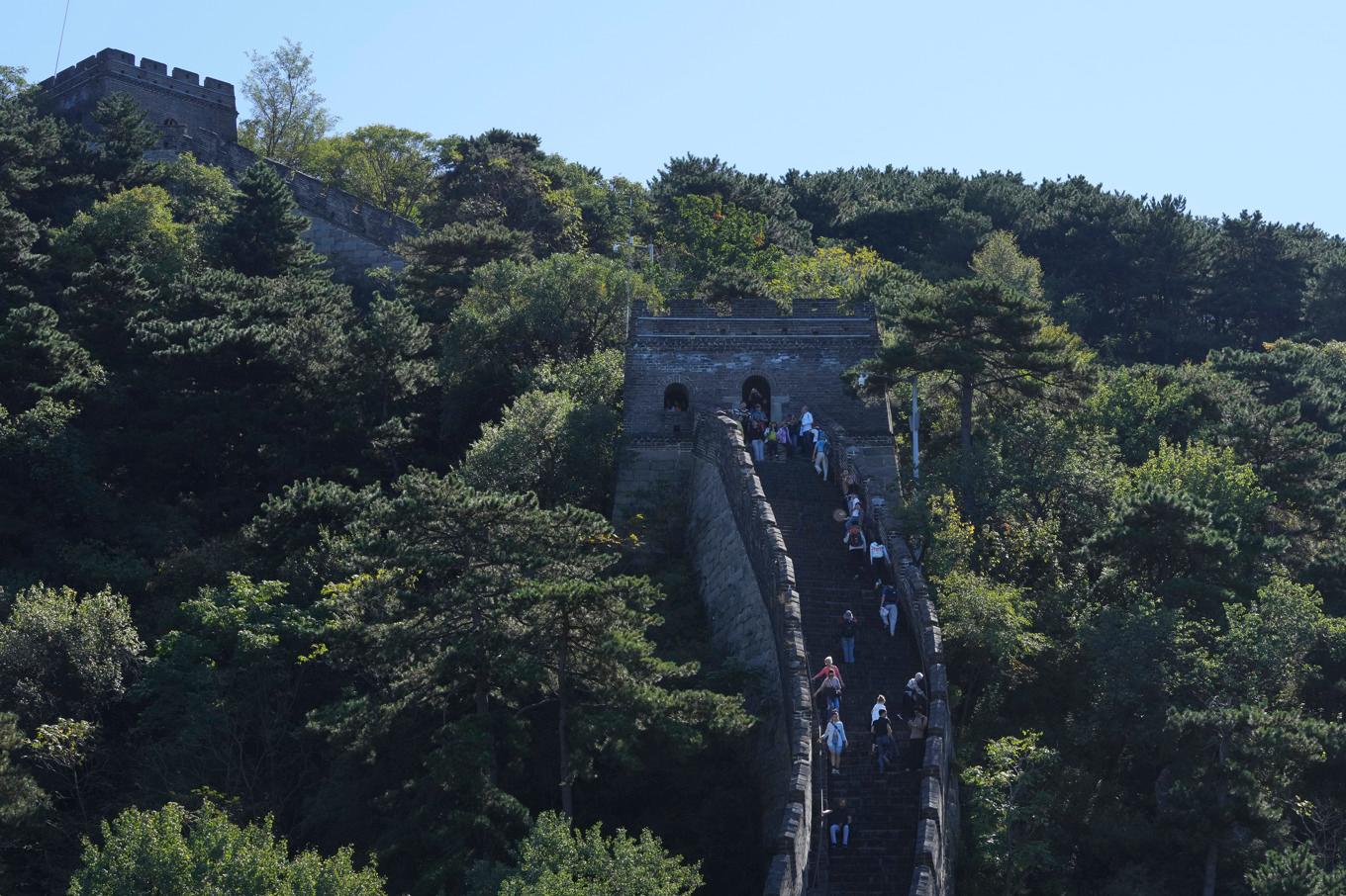 Turister besöker en del av Kinesiska muren norr om Peking. Bilden togs i oktober 2024. Foto: Achmad Ibrahim/AP/TT