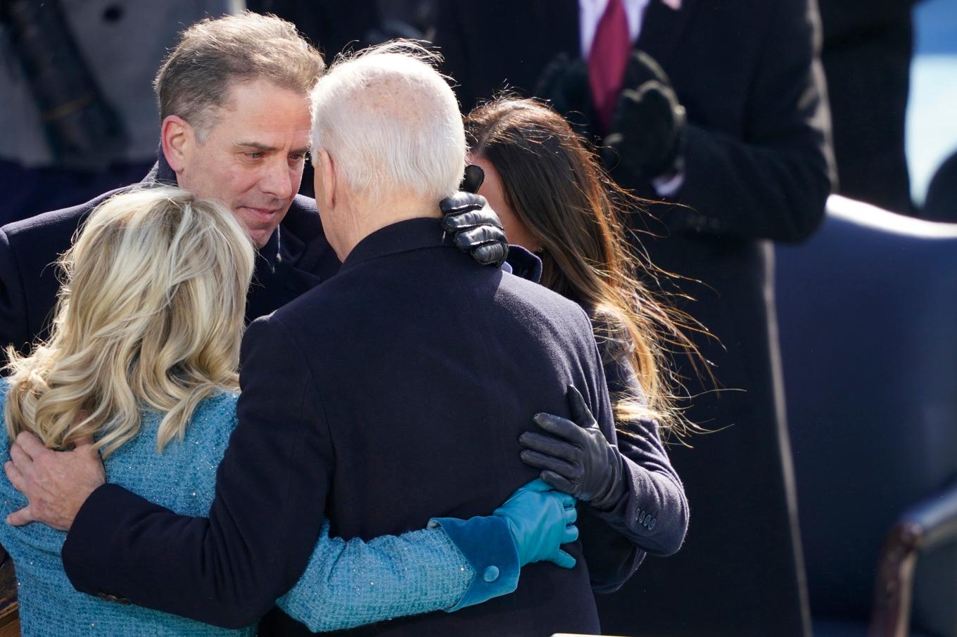 Joe Biden kramar sin fru Jill Biden, hans son Hunter Biden och hans dotter Ashley Biden efter det att han svurits in som president i januari 2021. Arkivbild. Foto: Carolyn Kaster/AP/TT