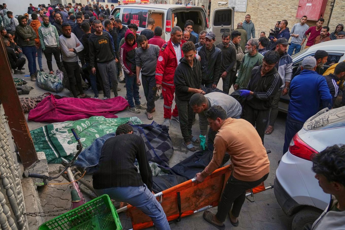 Kvarlevor efter människor som dödats i Israels flygräder mot Gazaremsan förs till ett sjukhusområde i Gaza stad. Foto: Jehad Alshrafi/AP/TT