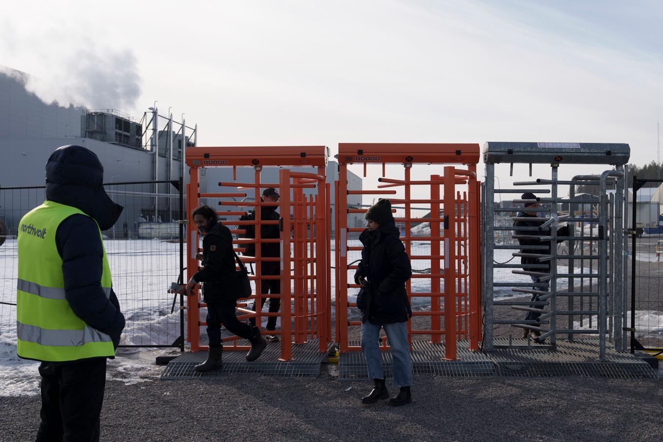 Anställda lämnar Northvolts batterifabrik i Skellefteå den 12 mars, samma dag som konkursansökan lämnades in. Foto: Jonas Westling/TT