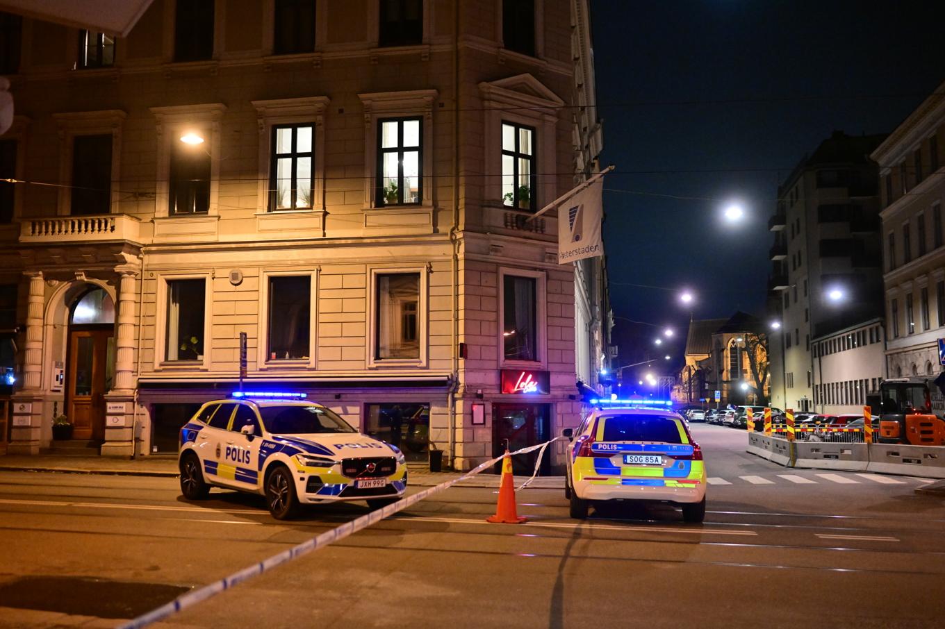 Polisen på plats efter en explosion i ett trapphus i Vasastaden i Göteborg i april förra året. Nu åtalas en man misstänkt för sprängningen och en rad andra våldsbrott. Foto: Björn Larsson Rosvall/TT