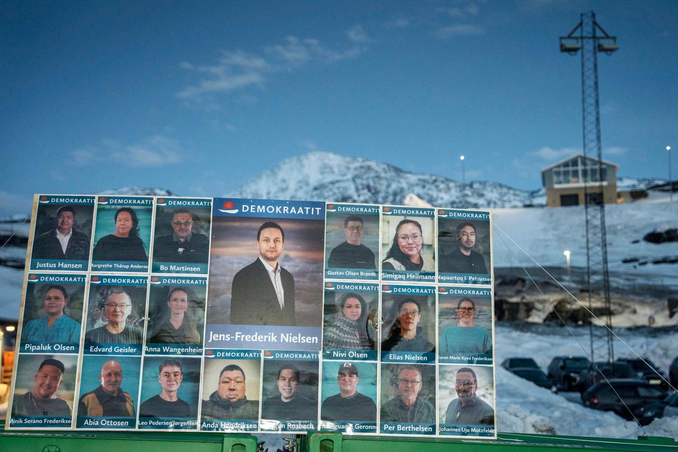 Valvinnaren Demokraatits (Demokraterna) valaffisch inför det grönländska parlamentsvalet. Bilden togs i staden Nuuk på valdagen förra veckan. Foto: Mads Claus Rasmussen/AP/TT