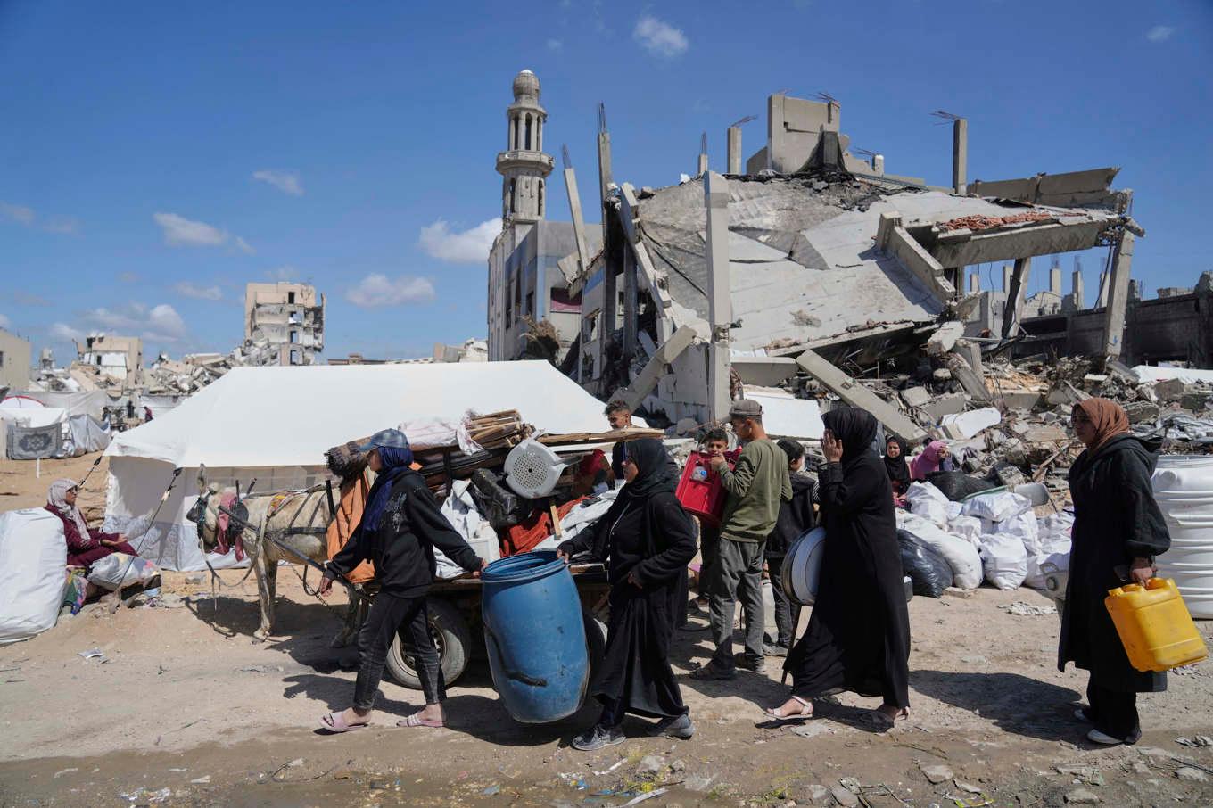 Palestinier lämnar Beit Hanun efter nya israeliska attacker mot Gaza. Foto: Jehad Alshrafi/AP/TT