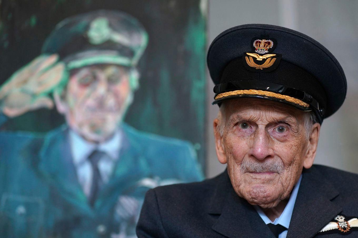 John "Paddy" Hemingway, som var stridspilot i det brittiska flygvapnet under andra världskriget, på en bild tagen på hans 105:e födelsedag i Dublin i fjol. Foto: Brian Lawless/AP/TT