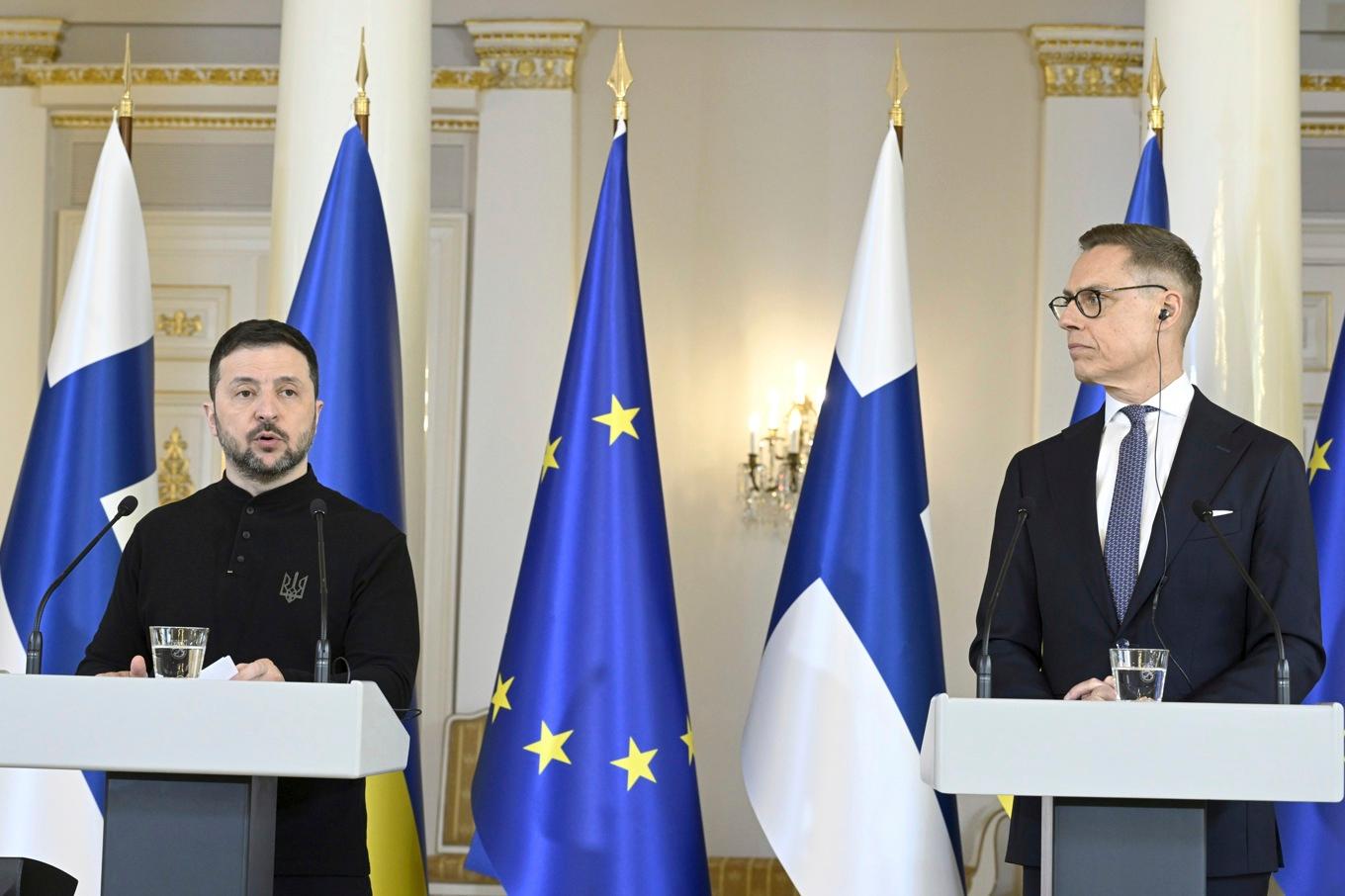 Ukrainas president Volodymyr Zelenskyj håller presskonferens tillsammans med sin finländske kollega Alexander Stubb i Helsingfors. Foto: Heikki Saukkomaa/AP/TT