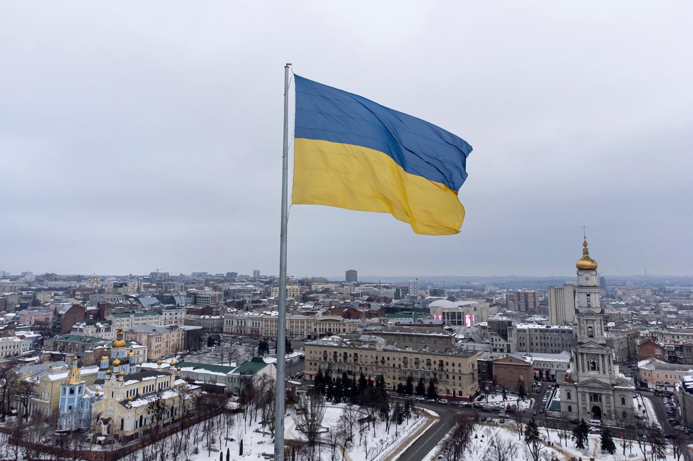 Ryssland och Ukraina har utväxlat 372 krigsfångar. På bilden den ukrainska flaggan i staden Charkiv. Arkivbild. Foto: Evgeniy Maloletka/AP/TT