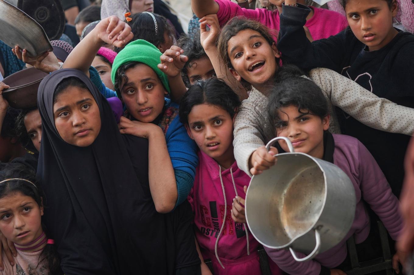 Palestinska barn i norra delen av Gazaremsan i söndags. Foto: Abdel Kareem Hana/AP/TT