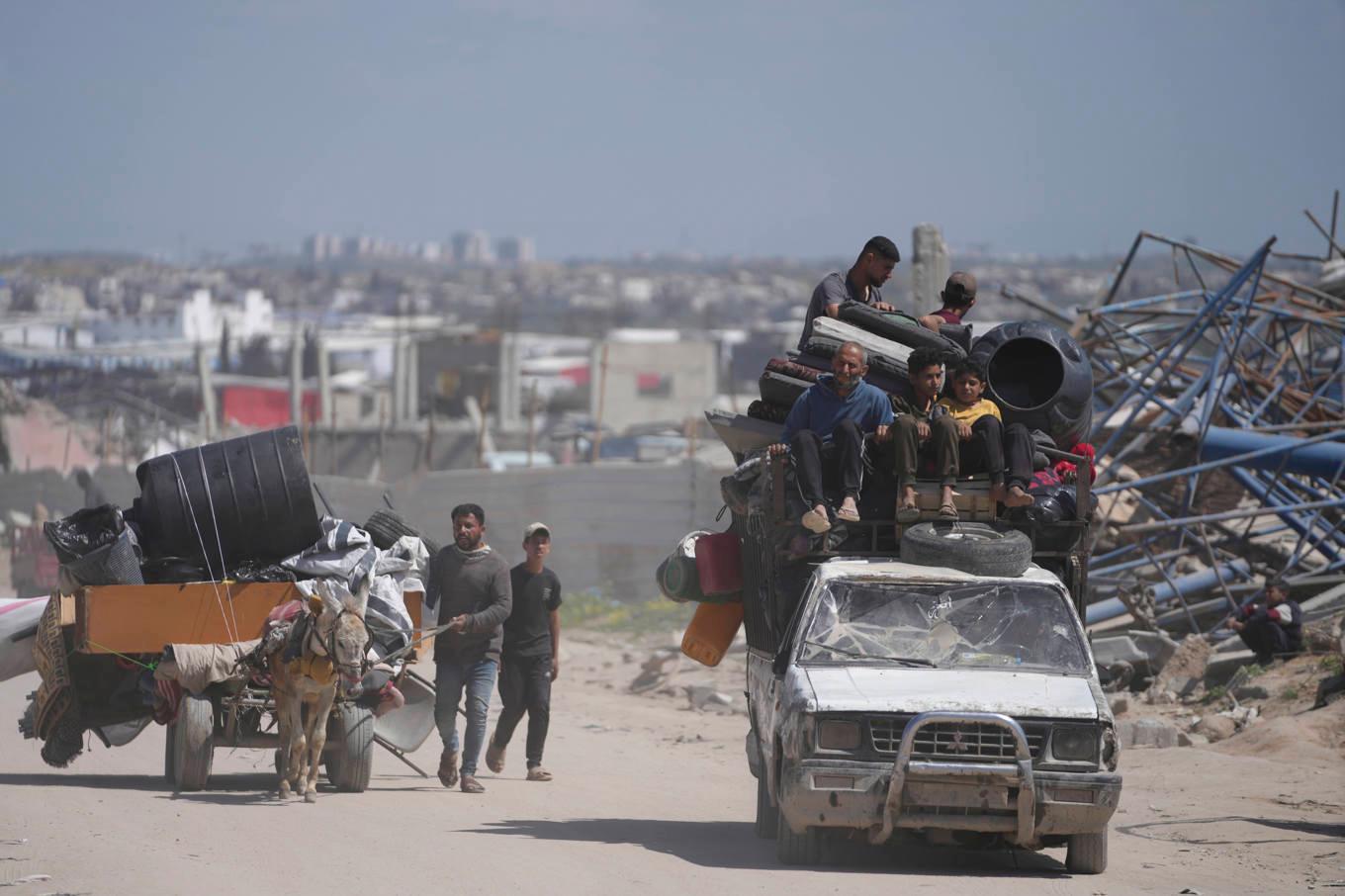 Palestinier förflyttar sig från Beit Lahia till Jabalia efter Israels angrepp mot Gaza. Bilden är tagen onsdagen den 19 mars. Foto: Jehad Alshrafi/AP/TT